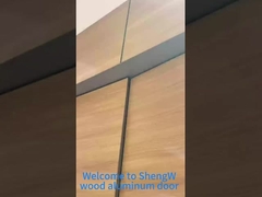 木製のアルミ製のドア