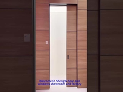 木製のアルミ製のドア