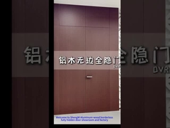 完全にアルミ製の木のドア